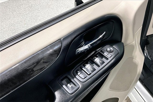 Used 2019 Dodge Grand Caravan SE w/ UConnect Hands-Free Group image 38