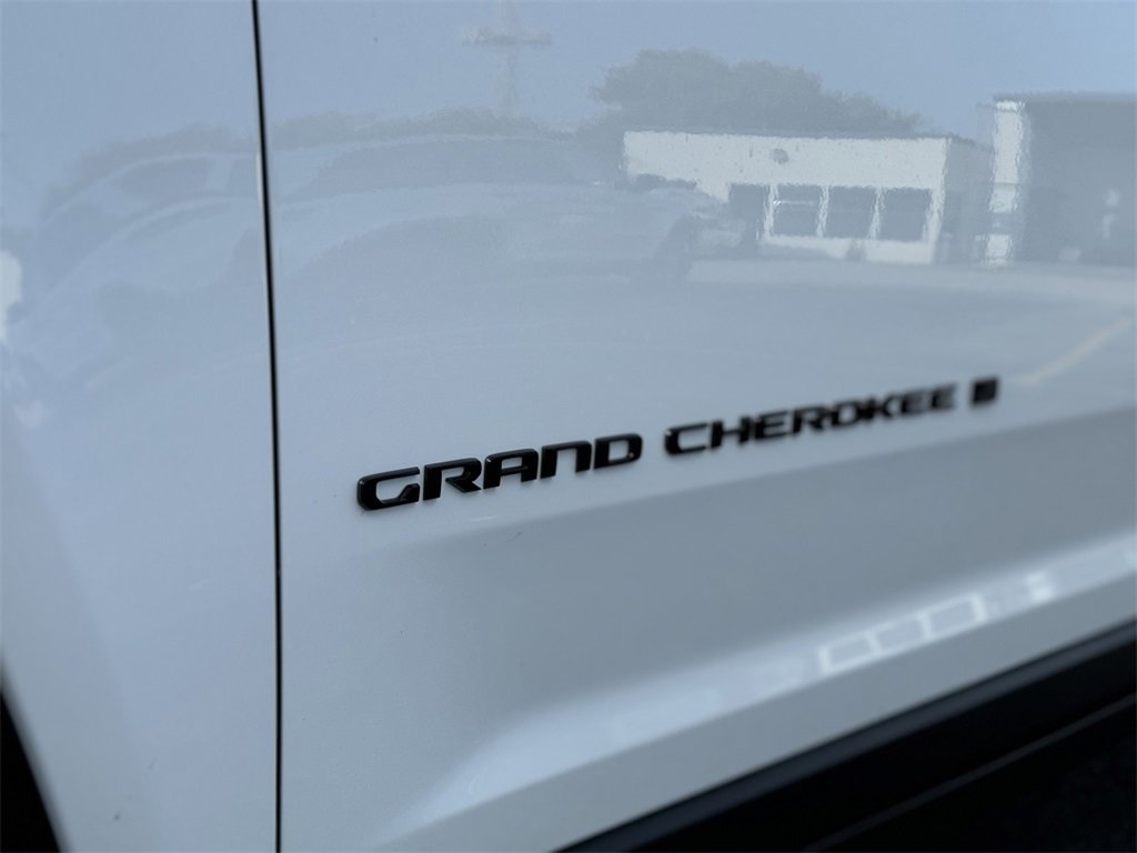 New 2024 Jeep Grand Cherokee Limited w/ Black Appearance Package image 12