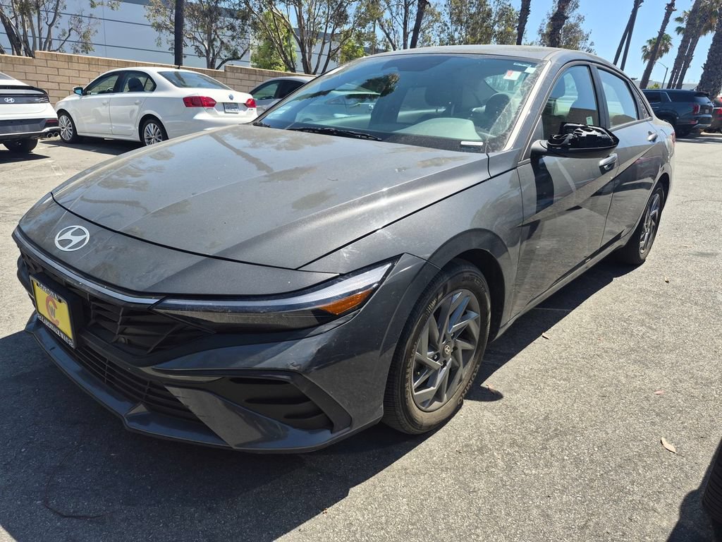 Used 2024 Hyundai Elantra SEL FWD image 2