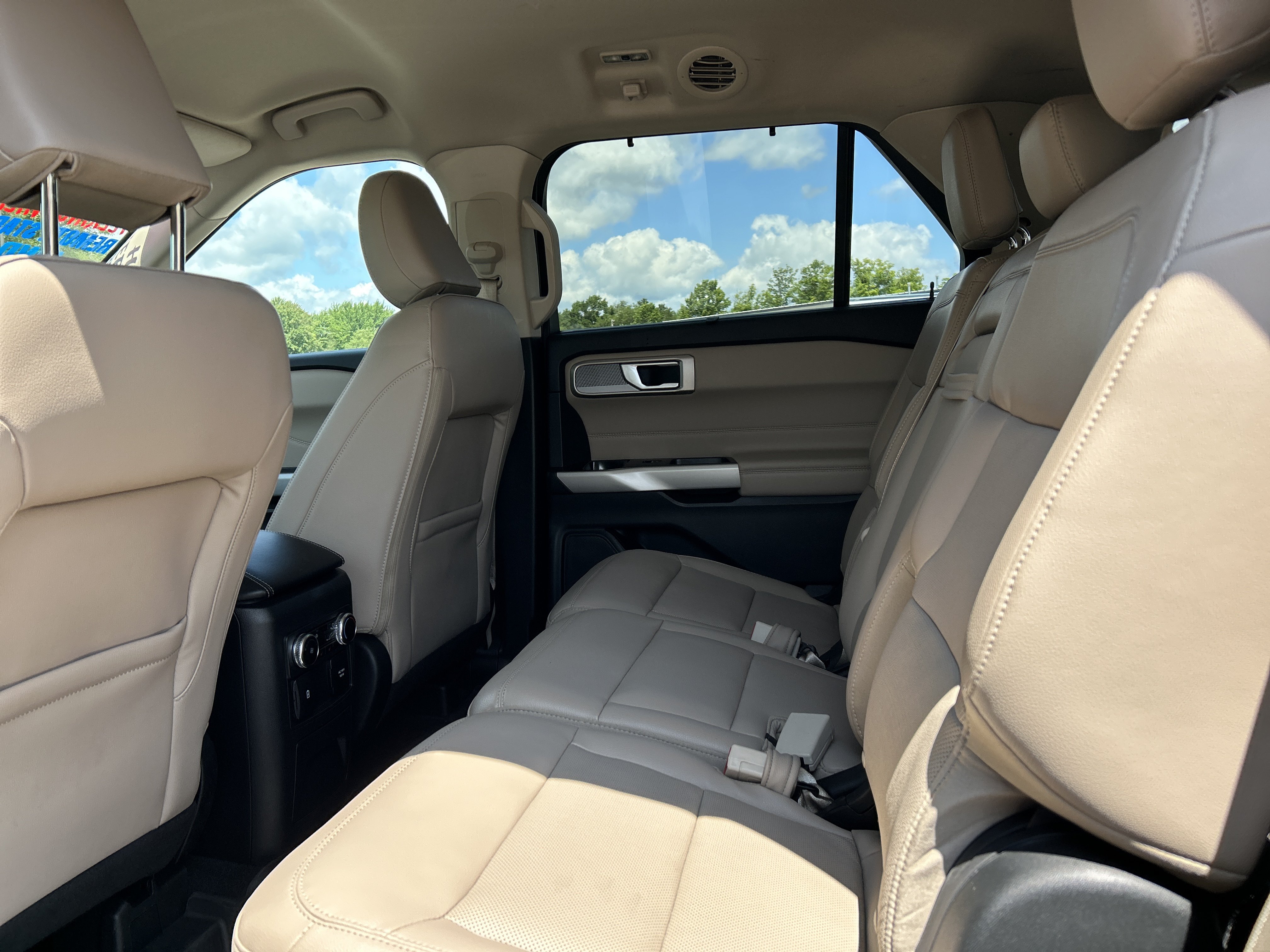 Used 2024 Ford Explorer Limited w/ Equipment Group 301A AWD/4WD image 20