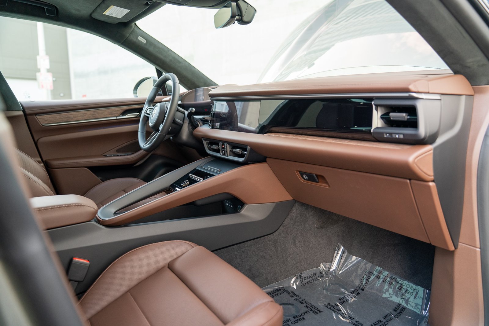 Certified 2025 Porsche Macan Turbo Electric AWD/4WD image 25