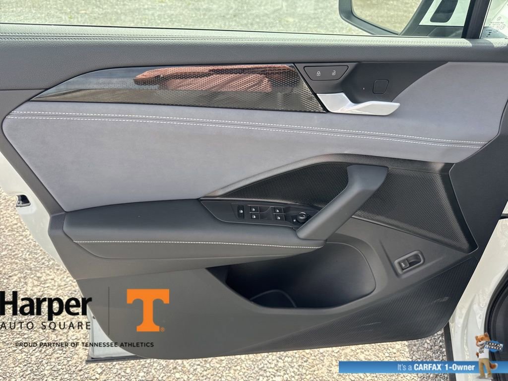 Used 2025 Volkswagen Tiguan SE w/ Panoramic Sunroof Package image 19