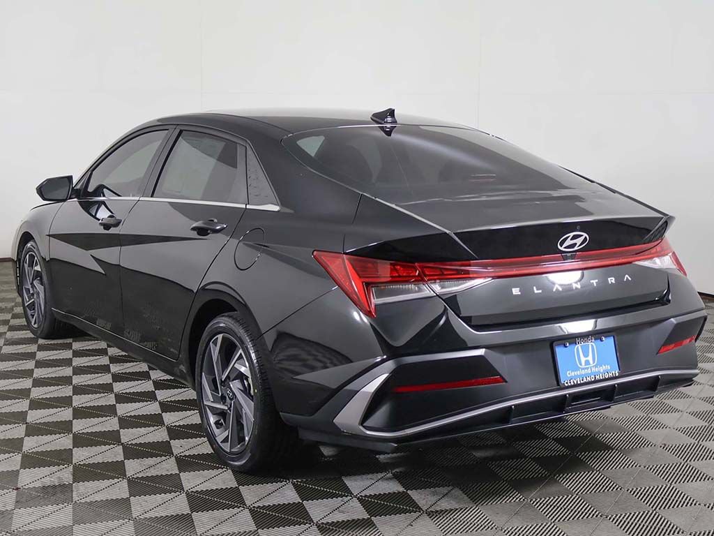 Used 2025 Hyundai Elantra SEL FWD image 10