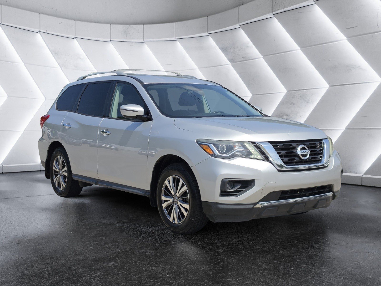 Used 2018 Nissan Pathfinder S FWD image 2