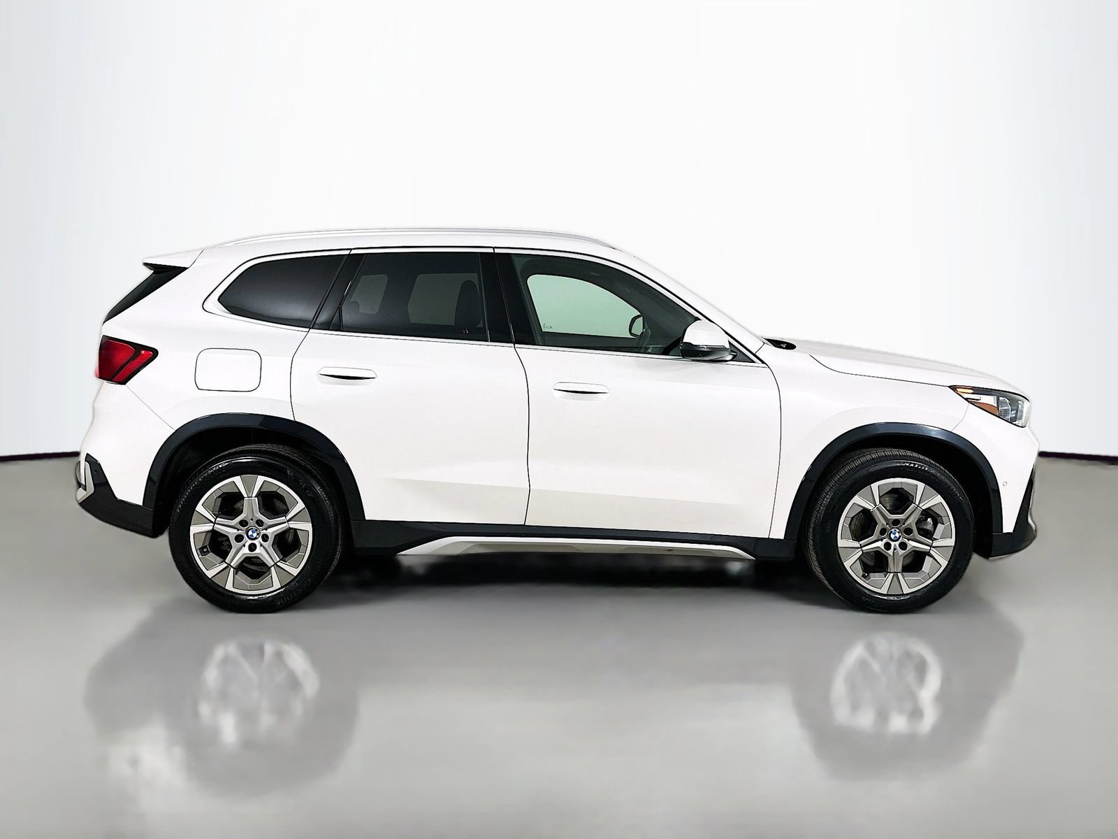 Used 2025 BMW X1 xDrive28i w/ Premium Package AWD/4WD image 4