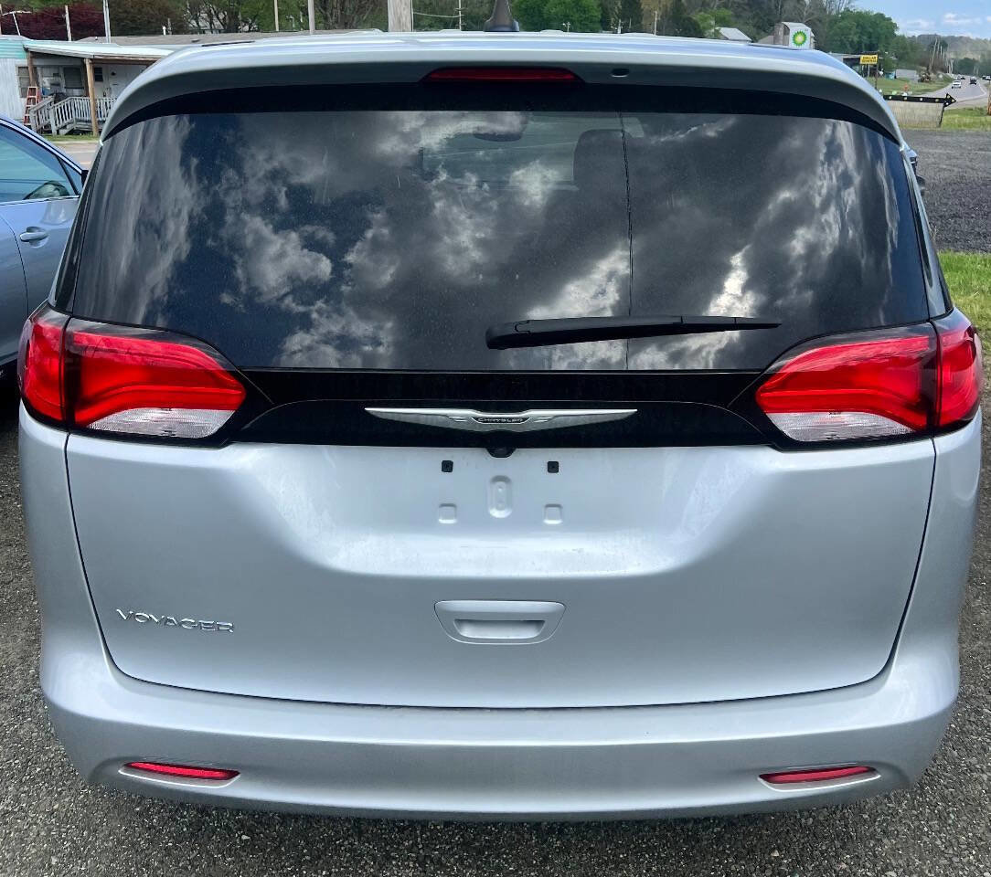 Used 2023 Chrysler Voyager LX image 6