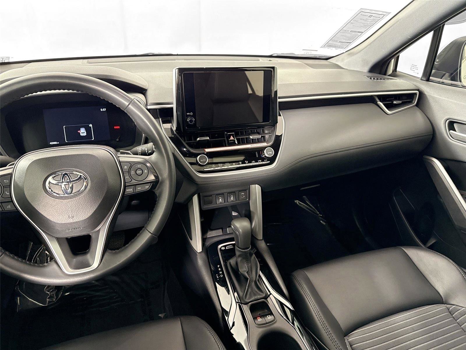 Used 2024 Toyota Corolla Cross XSE w/ Convenience Package image 33