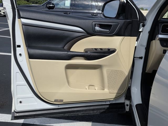 Used 2017 Toyota Highlander XLE AWD/4WD image 14