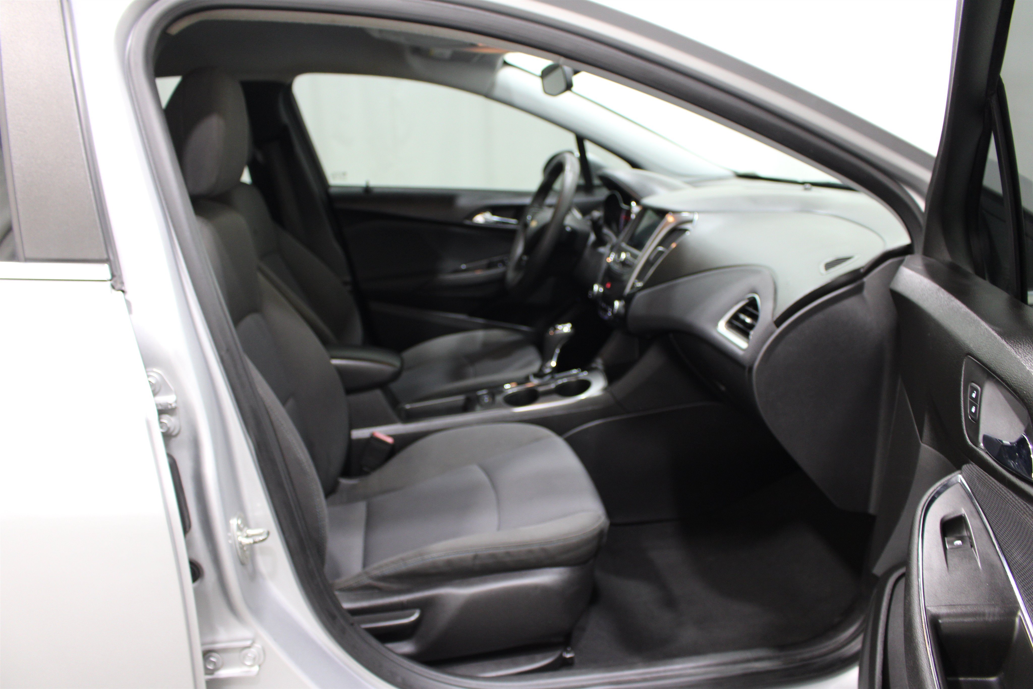 Used 2019 Chevrolet Cruze LT w/ Convenience Package FWD image 25