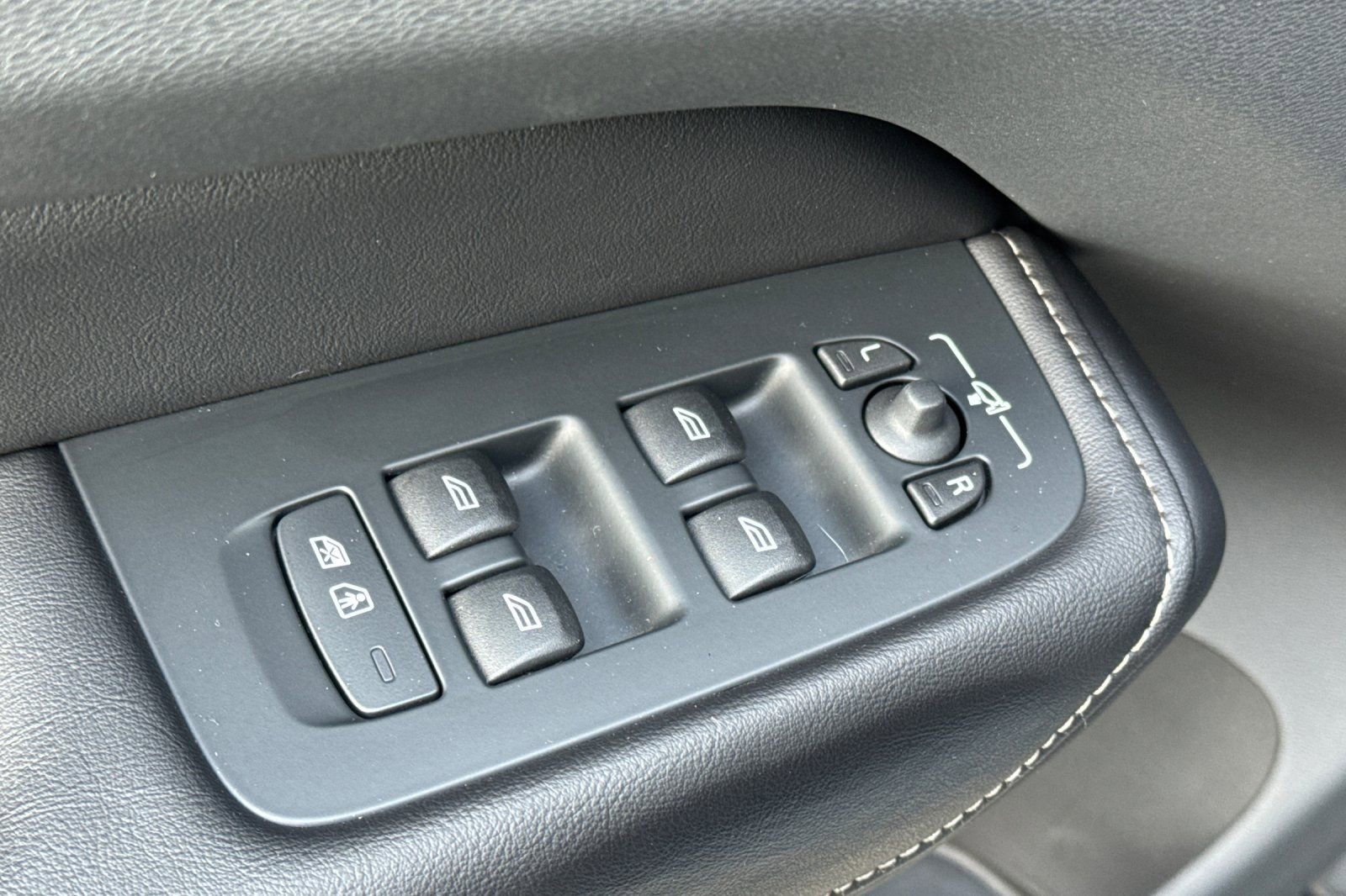 Used 2023 Volvo XC60 T8 Ultimate w/ Protection Package Premier image 11