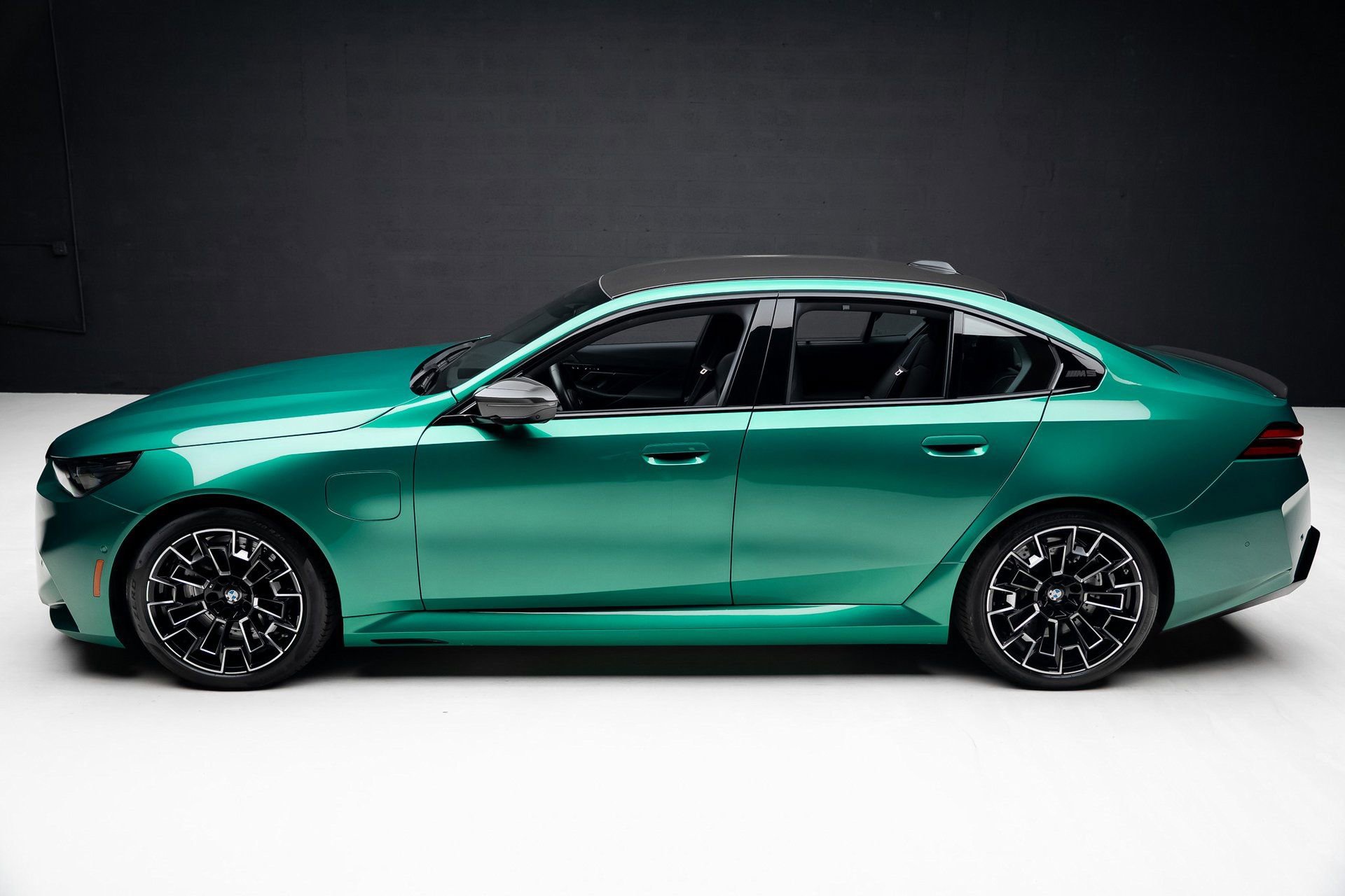 Used 2025 BMW M5 w/ Carbon Package image 16