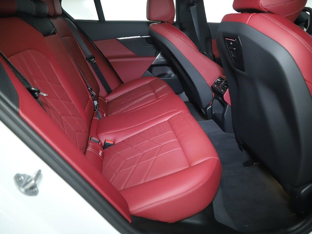 Used 2025 BMW i5 xDrive40 w/ Premium Package image 33