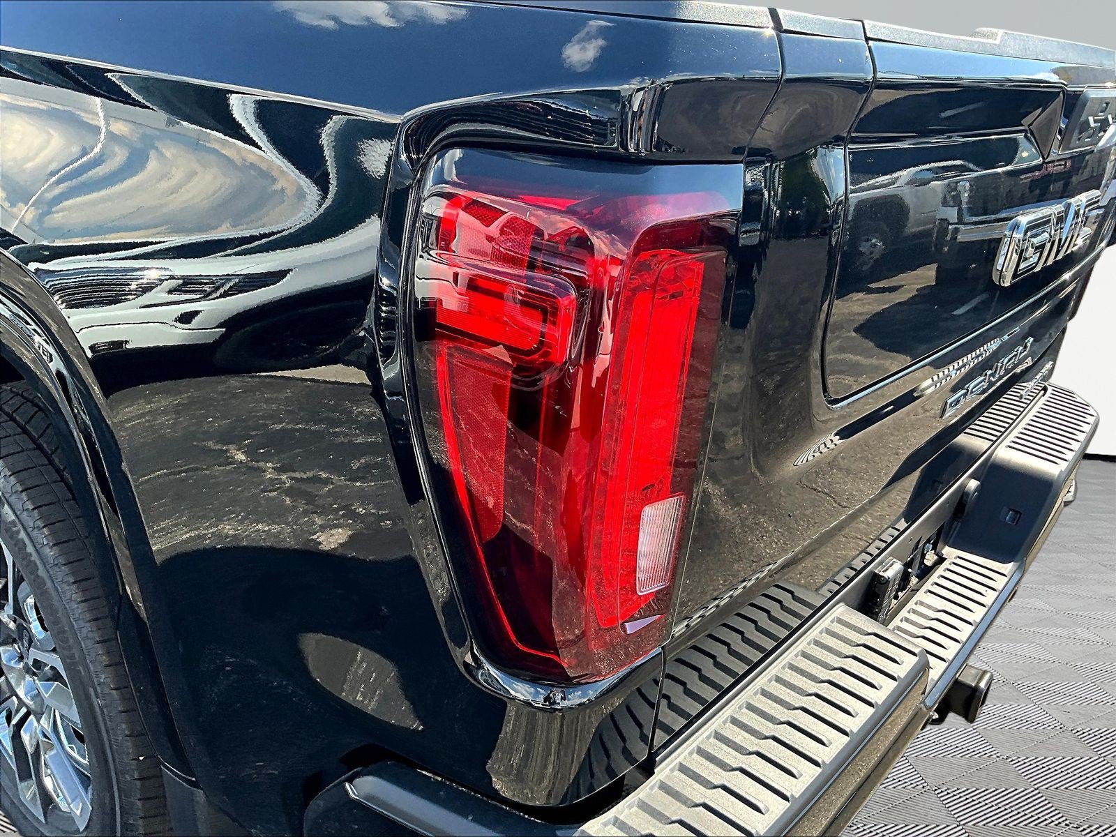 New 2026 GMC Sierra 1500 Denali Ultimate w/ LPO, Black Badging Package AWD/4WD image 15