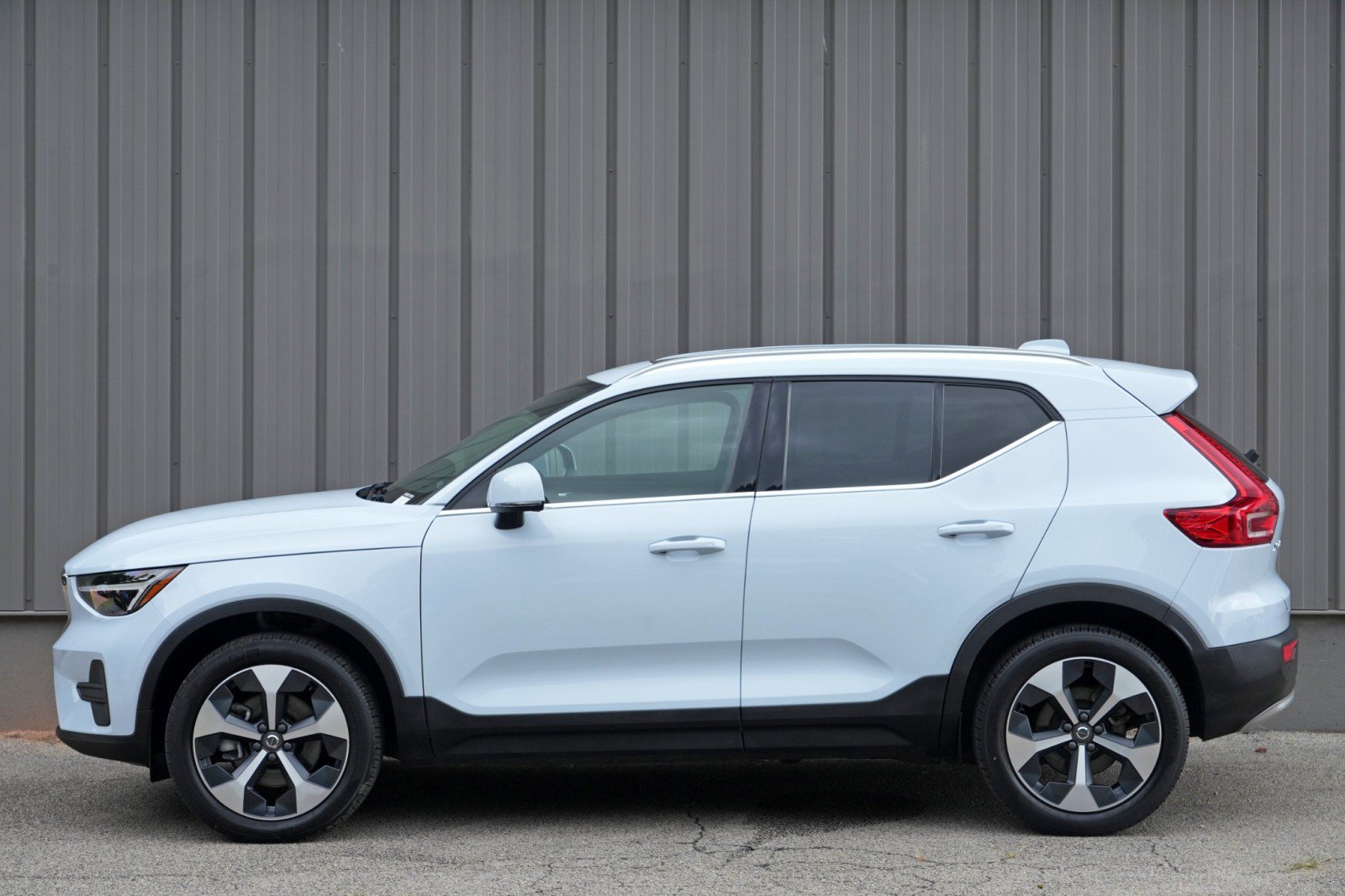 Used 2025 Volvo XC40 B5 Core w/ Climate Package AWD/4WD image 44