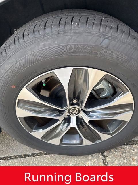 Used 2025 Toyota Highlander XLE image 16