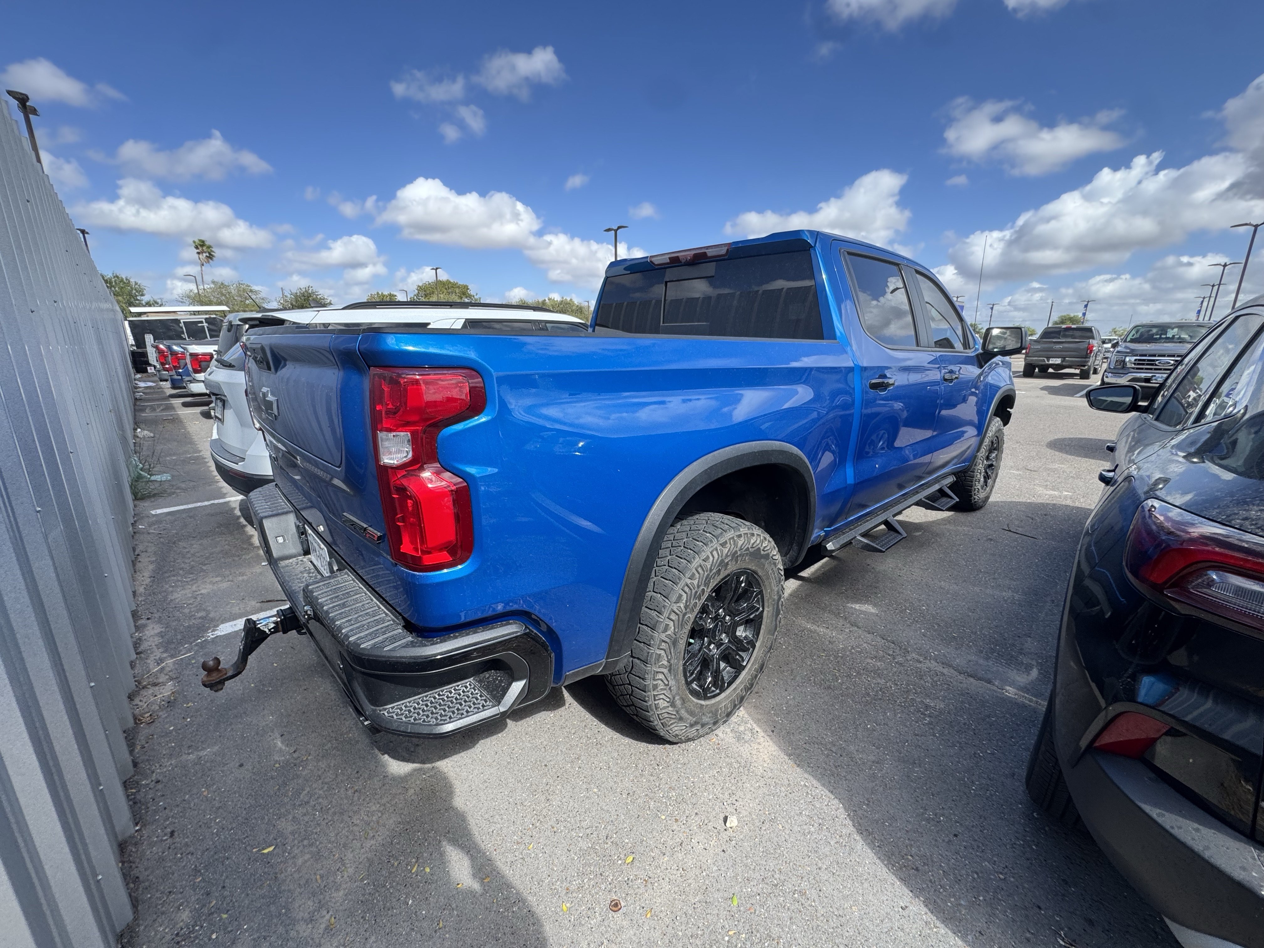 Used 2023 Chevrolet Silverado 1500 ZR2 w/ Technology Package AWD/4WD image 4
