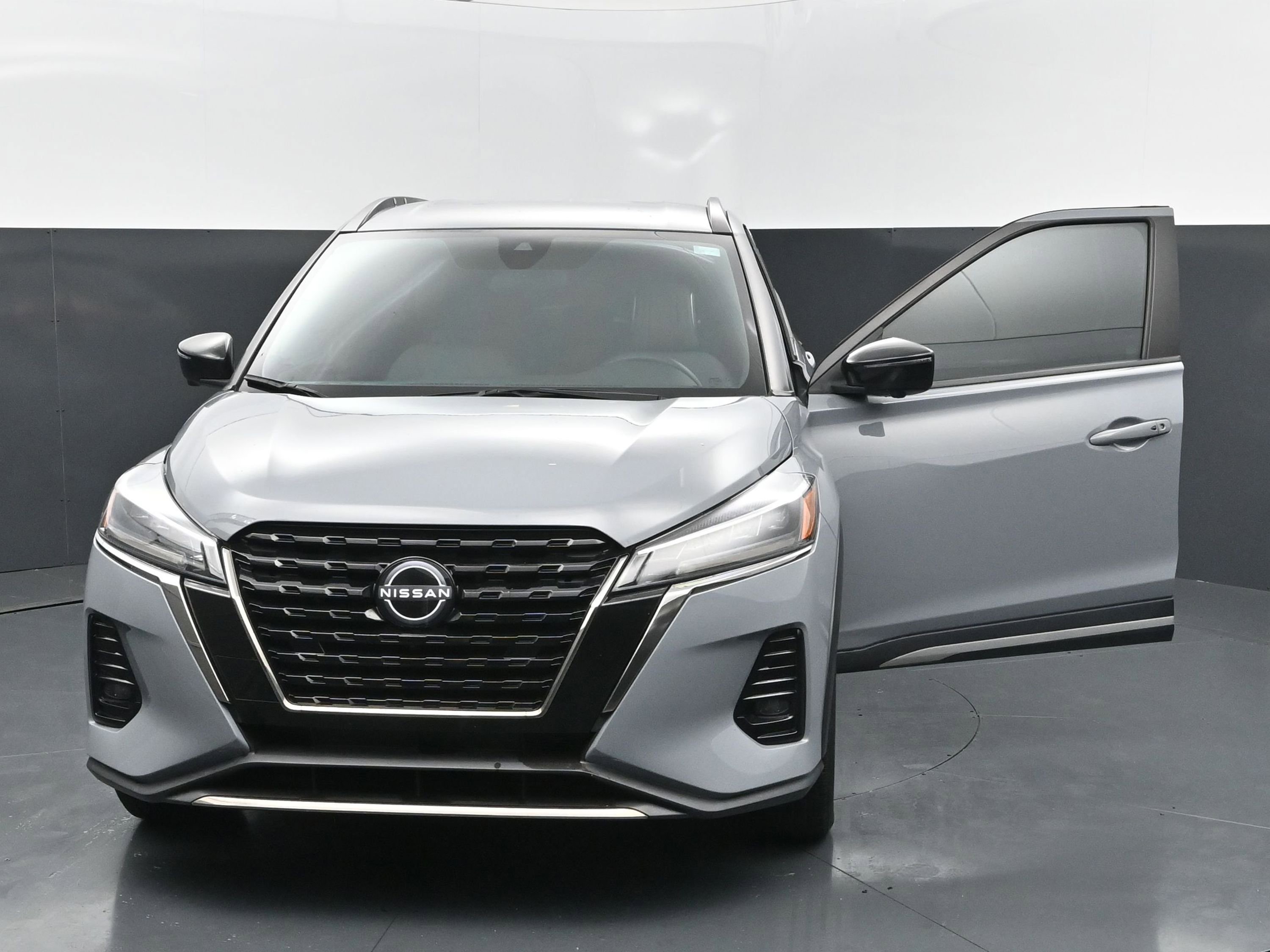 Used 2023 Nissan Kicks SR w/ SR Premium Package image 8
