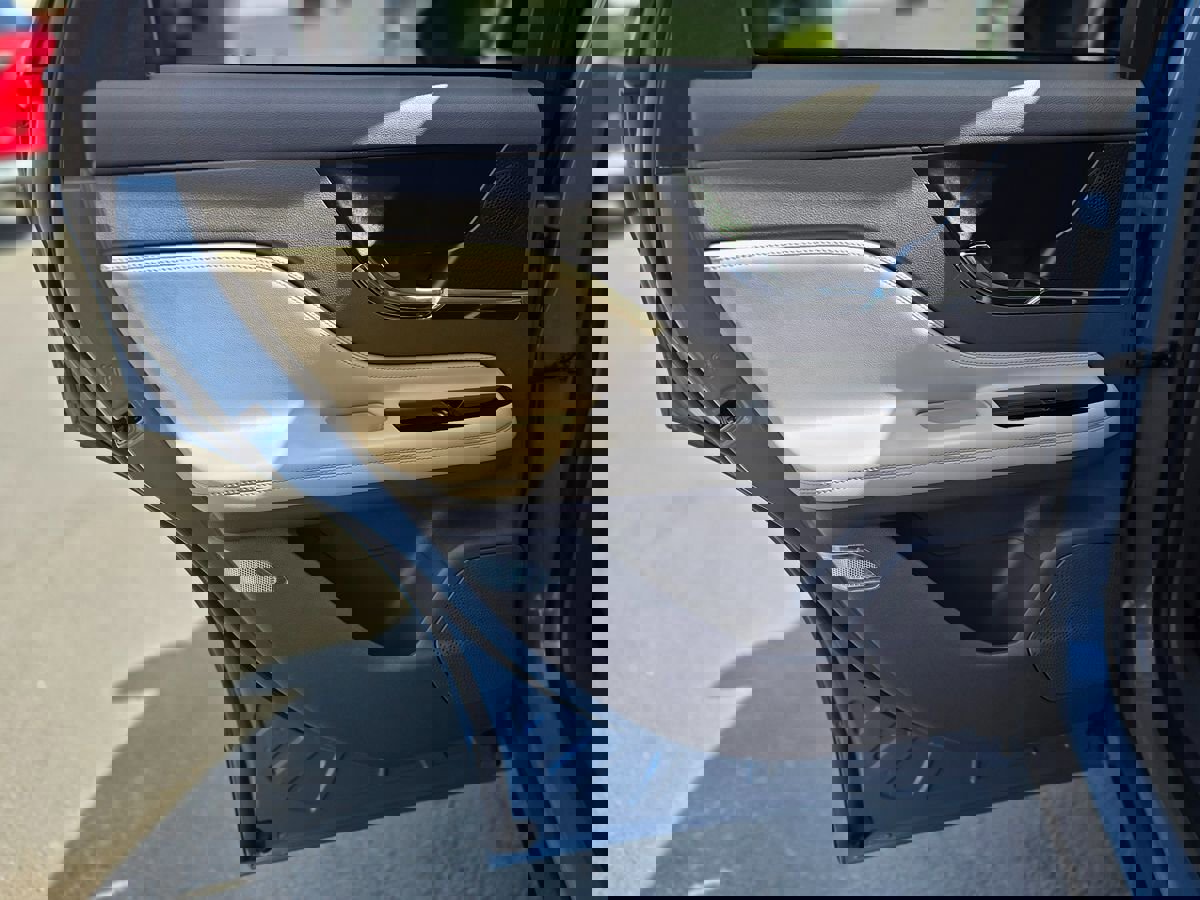 Used 2023 Lincoln Corsair FWD w/ Rear Removable Package Tray image 21