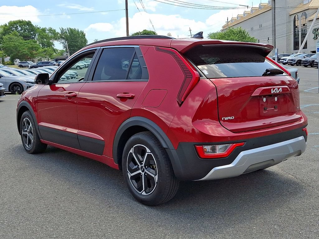 Certified 2023 Kia Niro EX FWD image 4