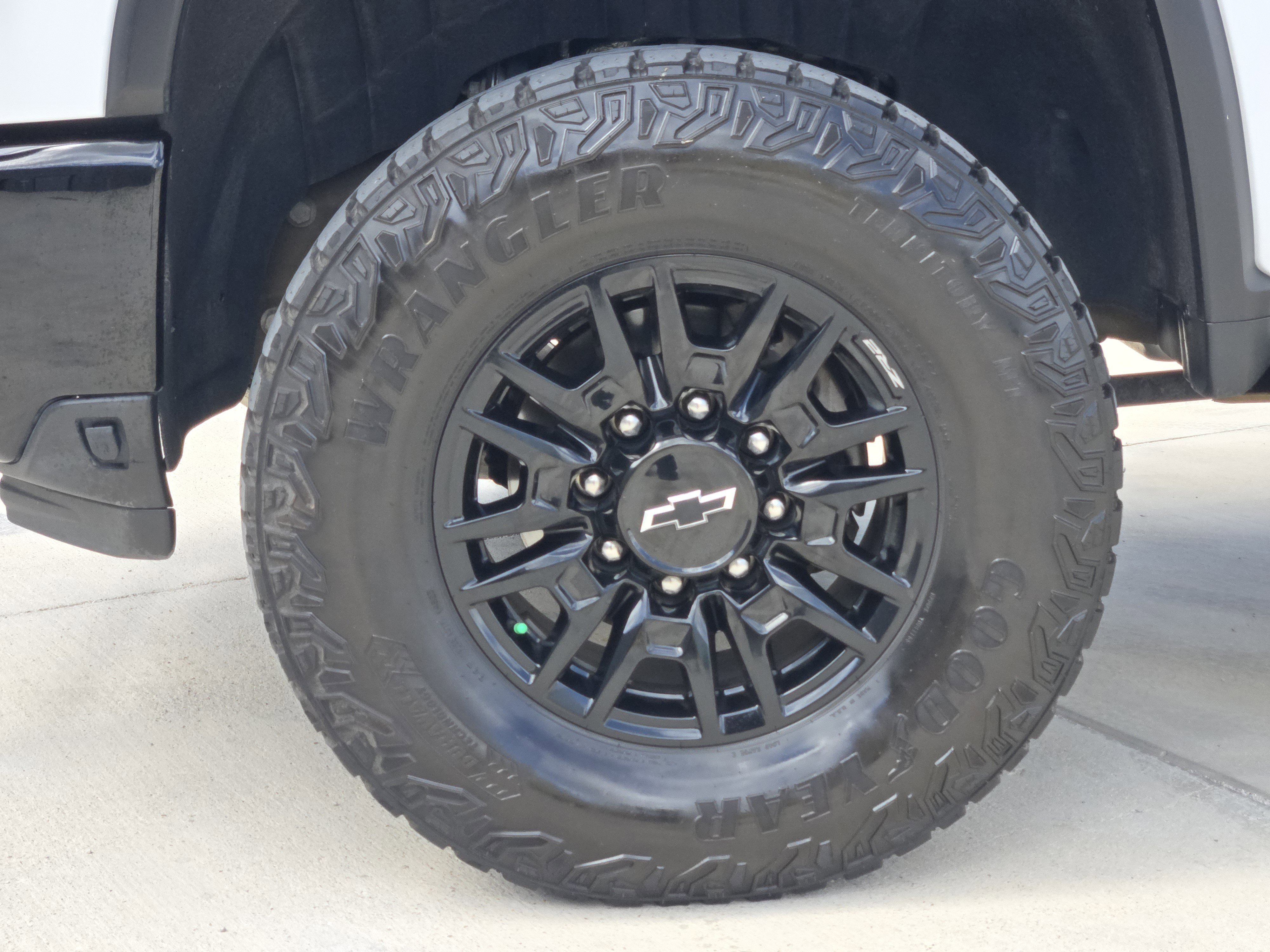 Used 2024 Chevrolet Silverado 2500 ZR2 w/ Technology Package AWD/4WD image 14