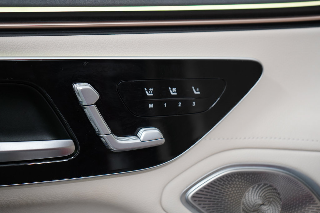 Used 2023 Mercedes-Benz EQS 580 4MATIC Sedan w/ Exclusive Trim Package image 19