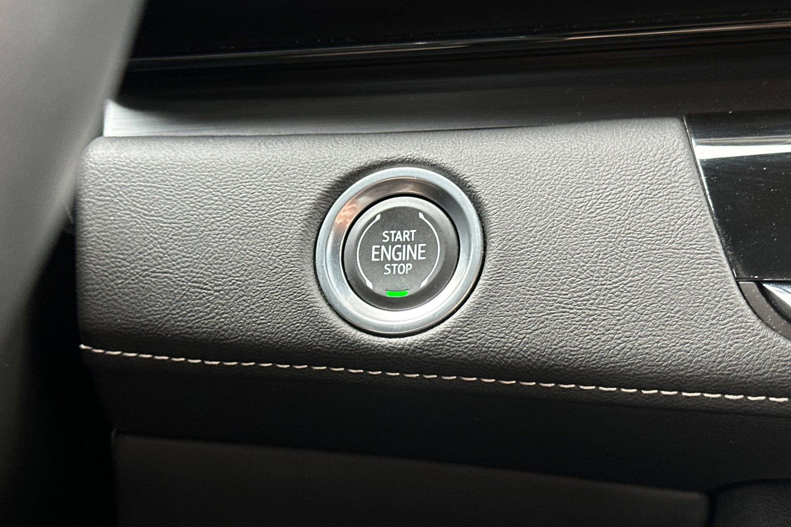 Used 2023 Cadillac Escalade Premium Luxury AWD/4WD image 23