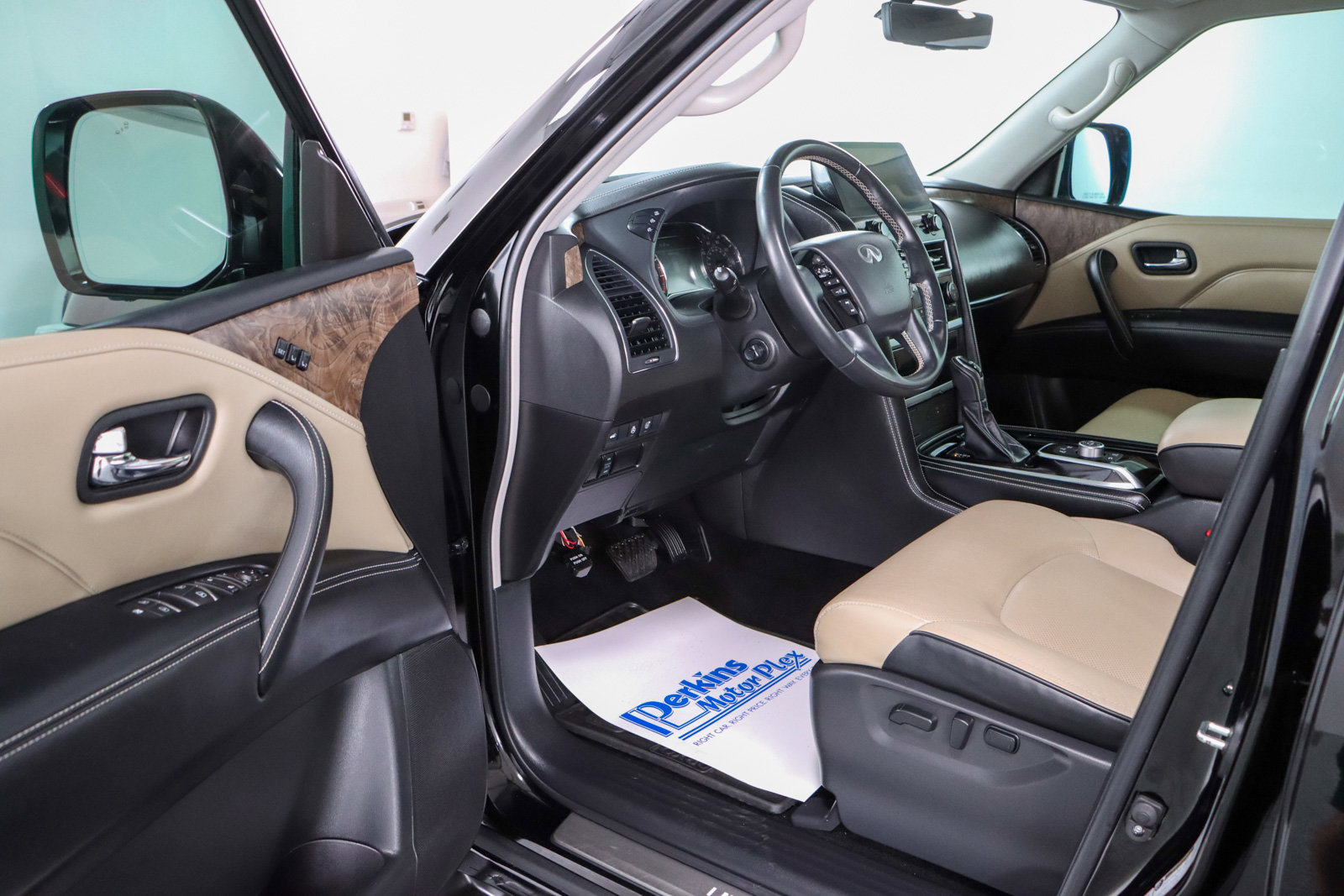 Used 2023 INFINITI QX80 Premium Select w/ Cargo Package image 3