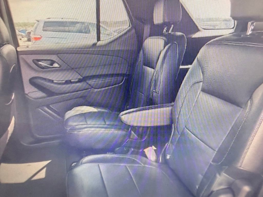 Used 2022 Chevrolet Traverse LT FWD image 7