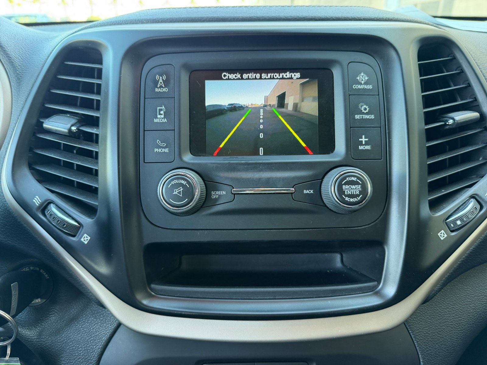Used 2016 Jeep Cherokee Sport FWD image 29