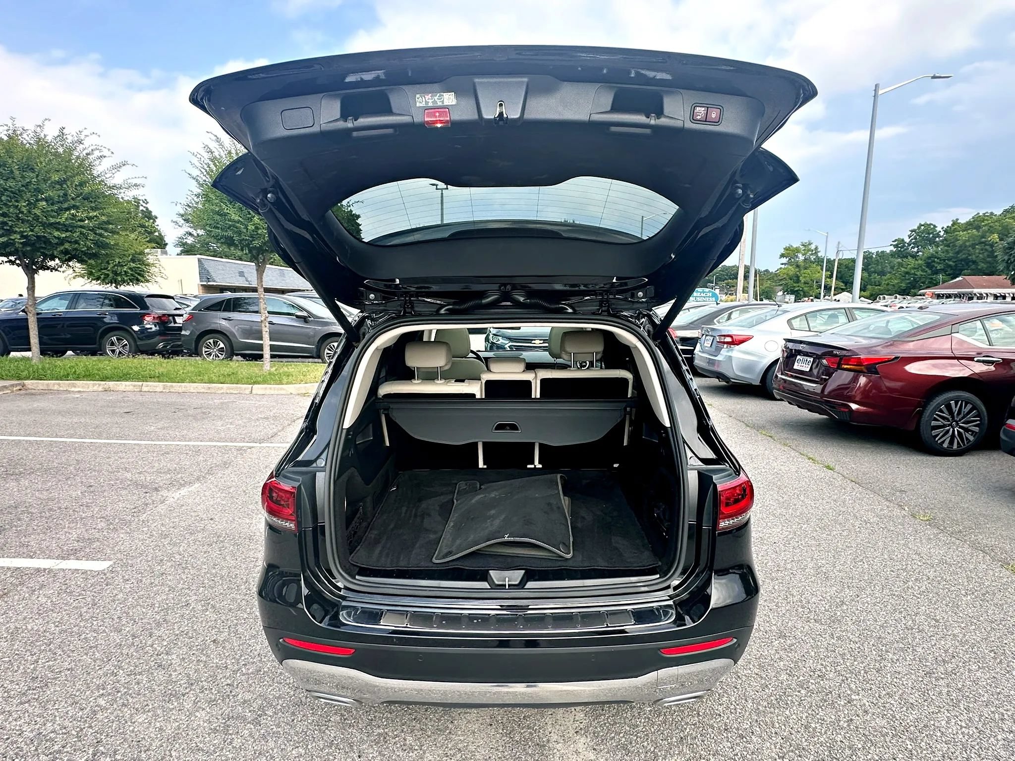 Used 2023 Mercedes-Benz GLB 250 4MATIC w/ Premium Package image 22
