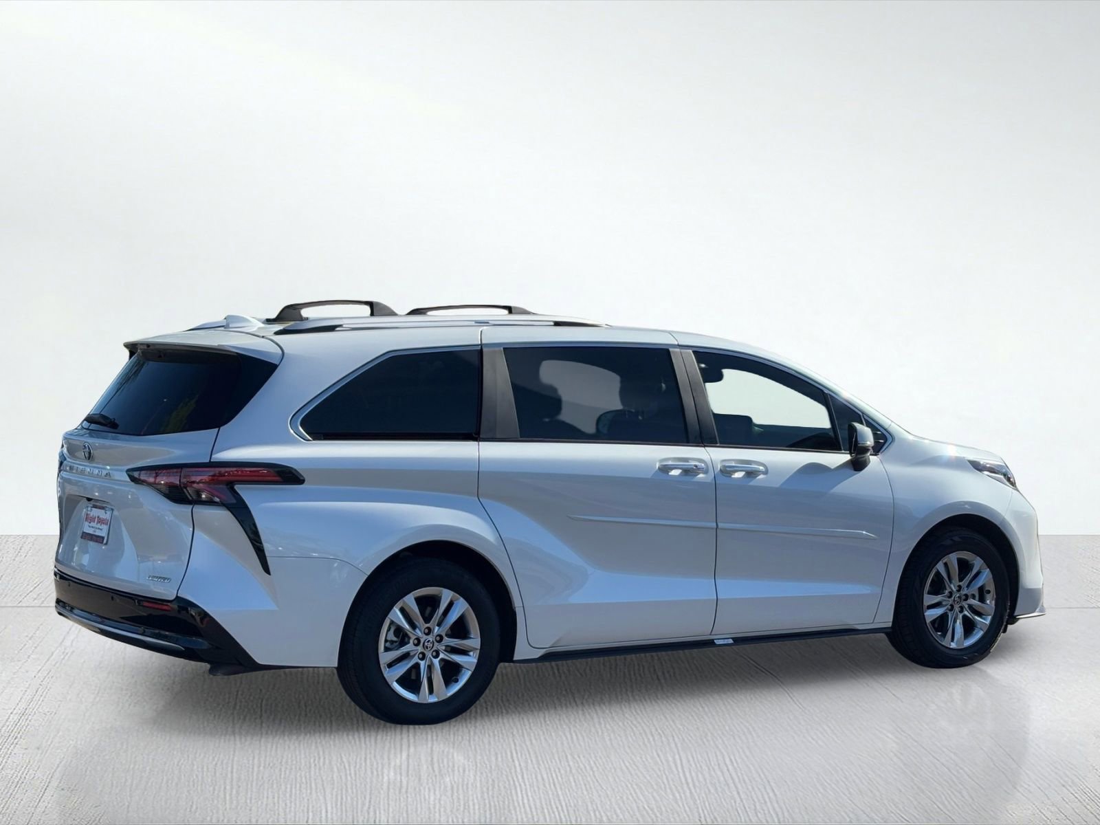 Used 2025 Toyota Sienna Limited image 4