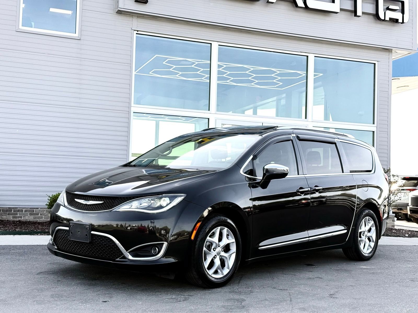 Used 2020 Chrysler Pacifica Limited FWD image 6