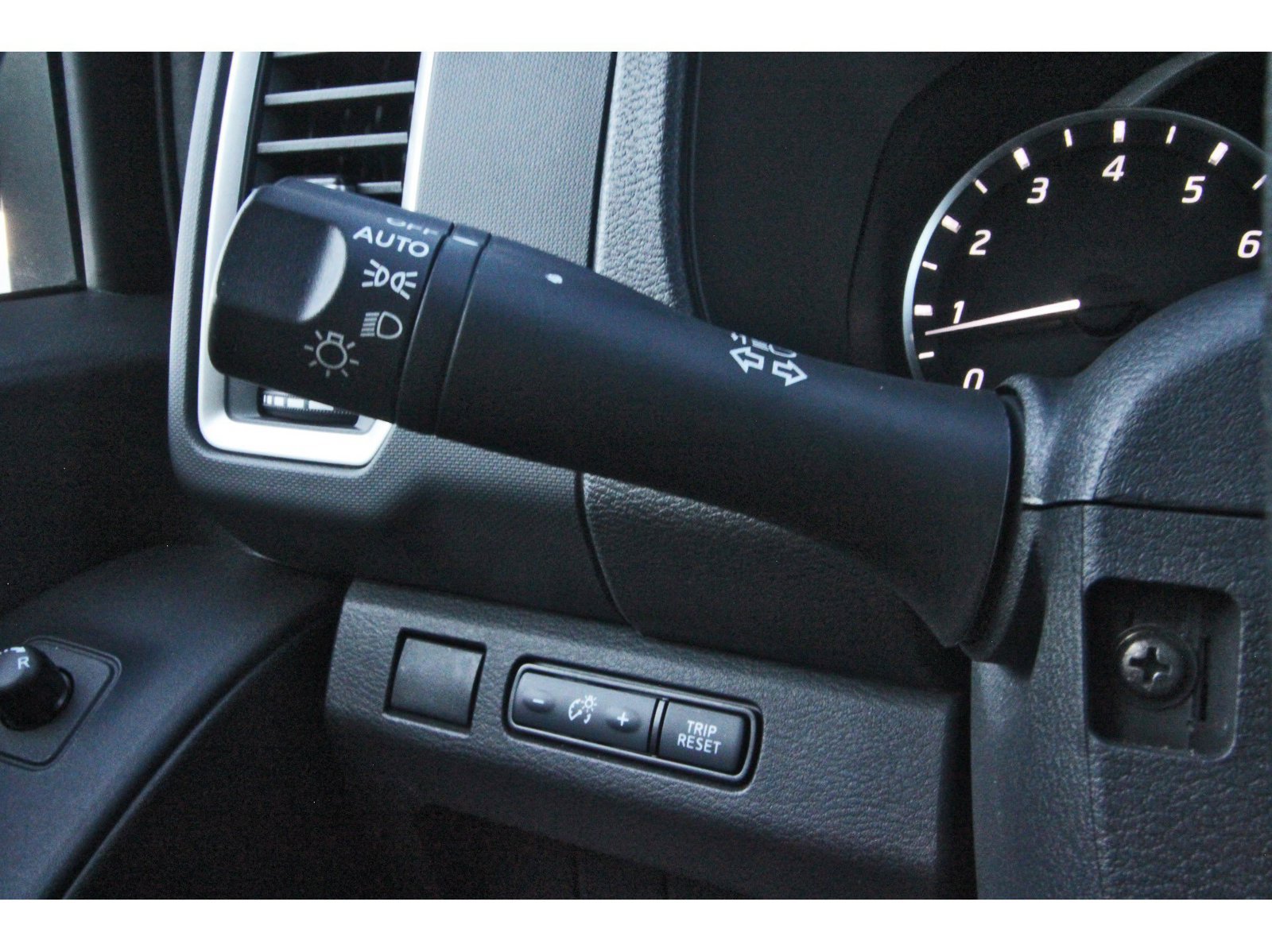 Used 2024 Nissan Frontier SV RWD image 21