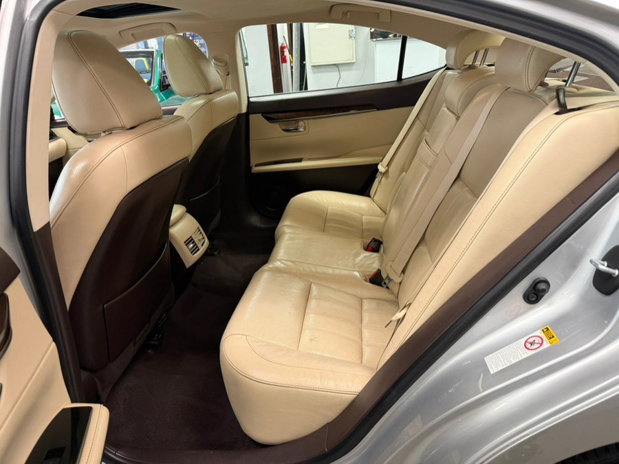 Used 2016 Lexus ES 350 w/ Luxury Package w/Wood Trim image 19