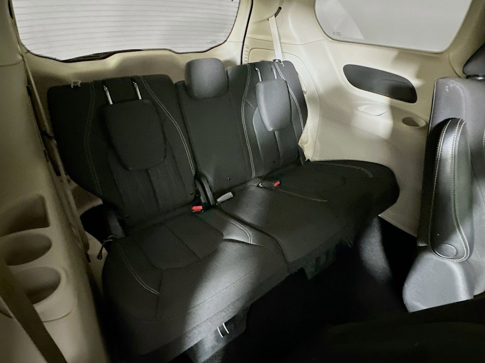 Used 2020 Chrysler Voyager LX image 27