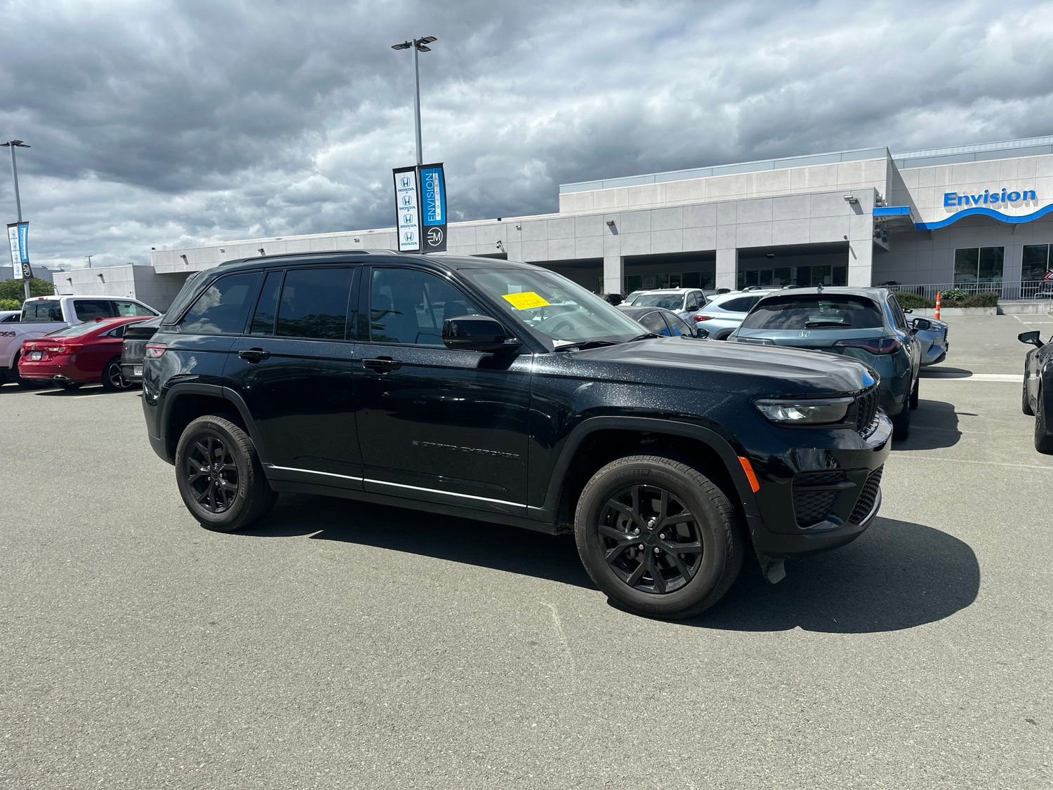 Used 2025 Jeep Grand Cherokee Altitude AWD/4WD image 2