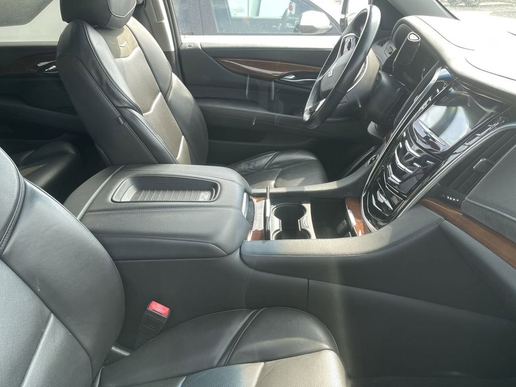Used 2019 Cadillac Escalade Luxury AWD/4WD image 12