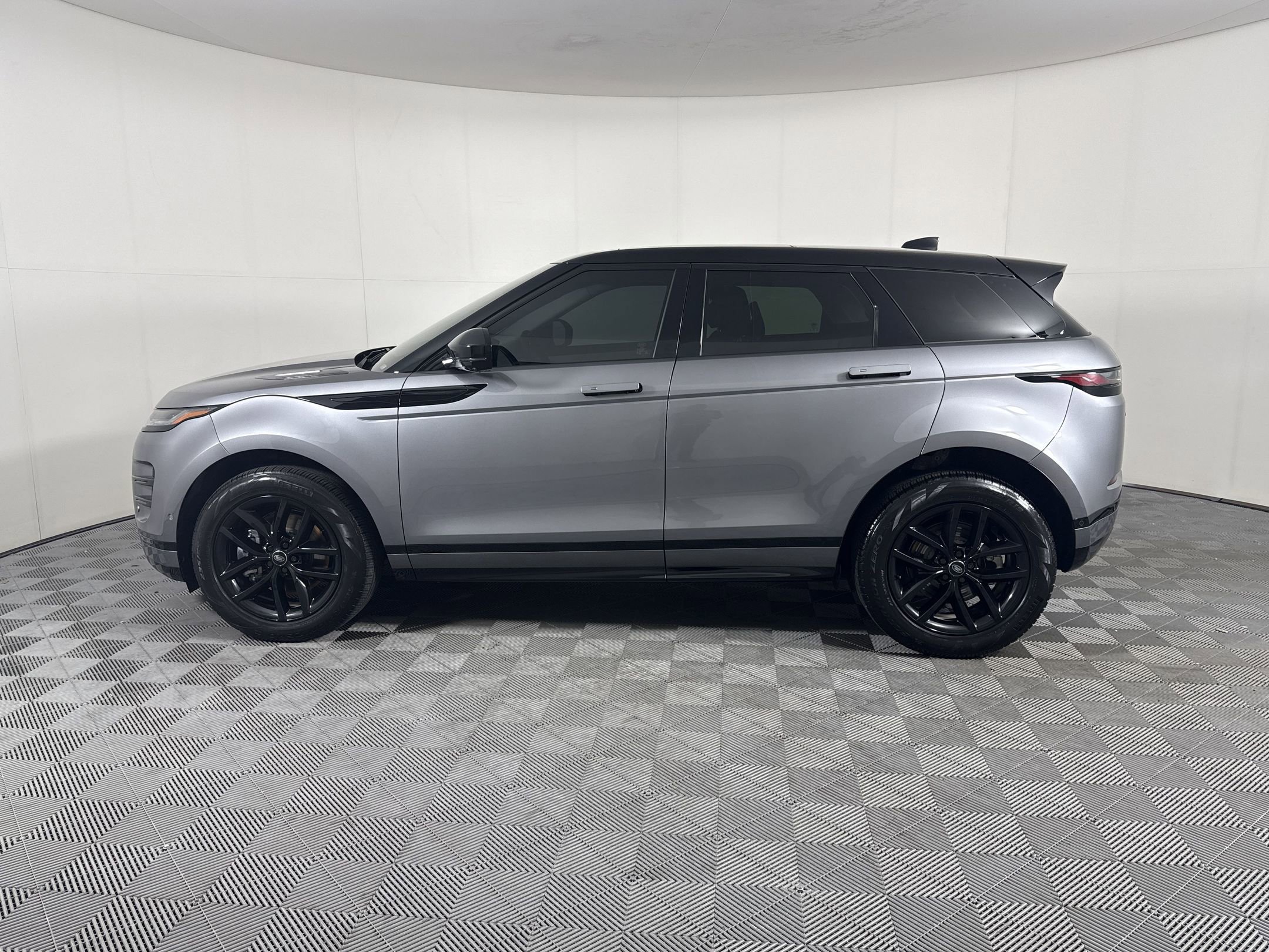 Used 2024 Land Rover Range Rover Evoque Dynamic SE AWD/4WD image 2