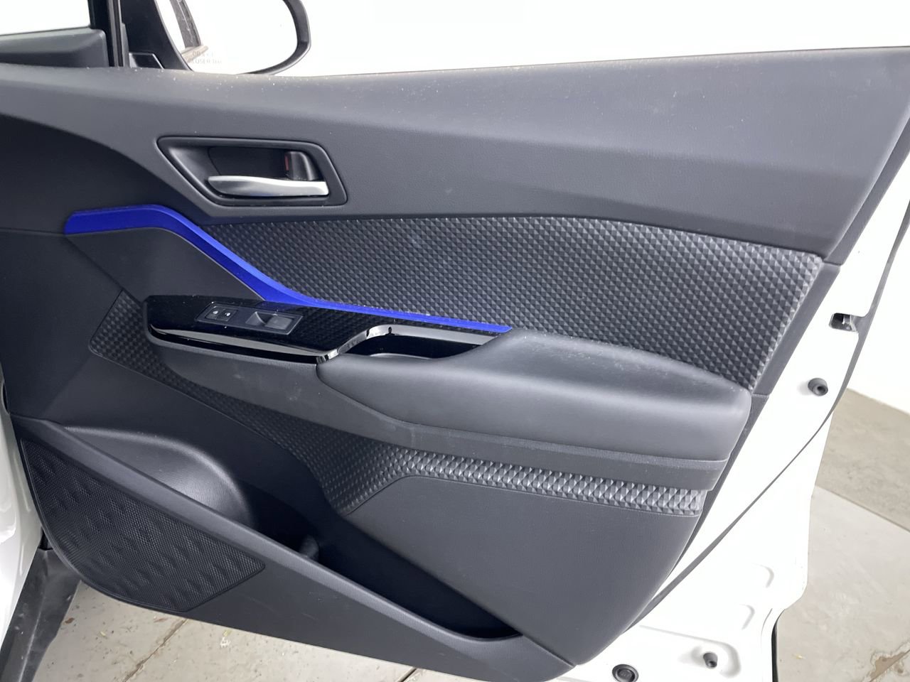 Used 2020 Toyota C-HR XLE FWD image 22
