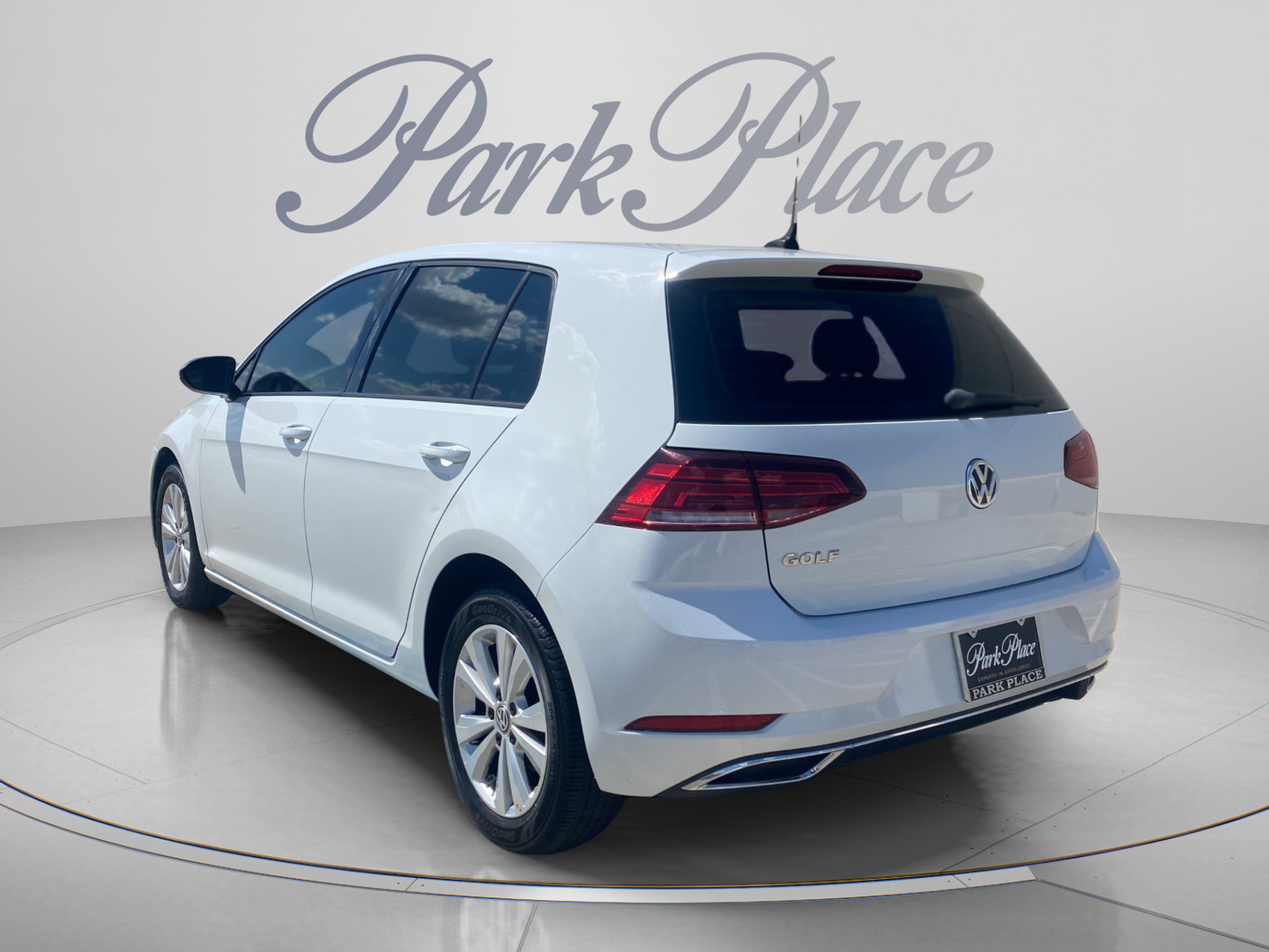 Used 2021 Volkswagen Golf 4-Door FWD image 3