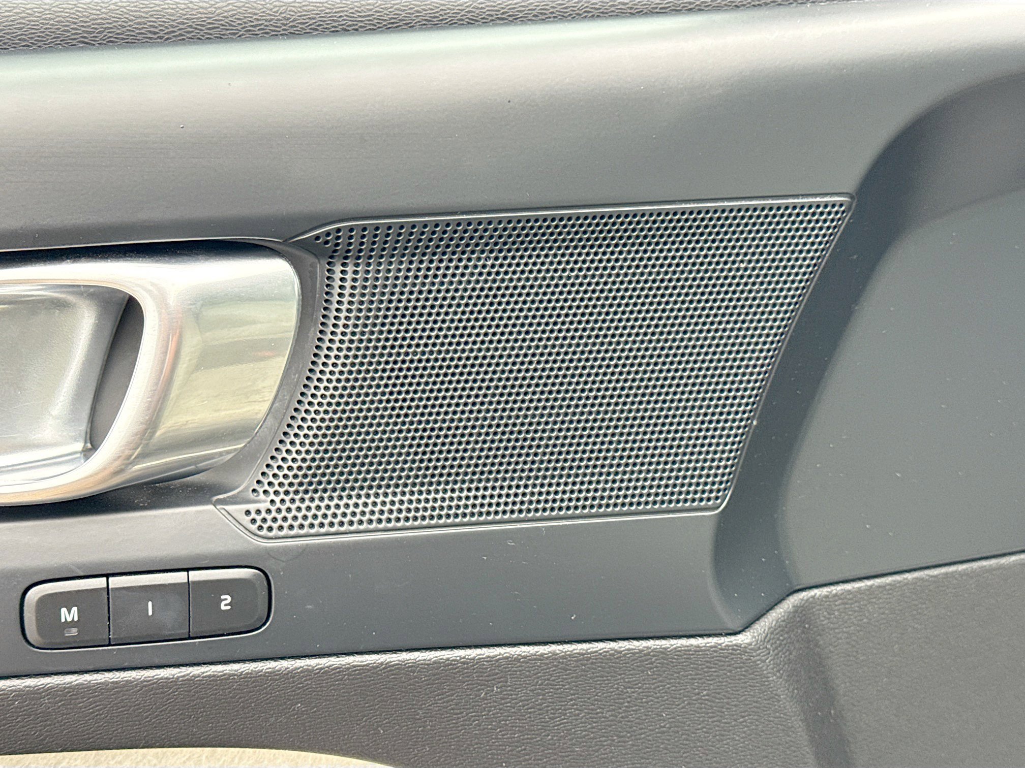 Used 2023 Volvo XC40 B5 Plus image 24