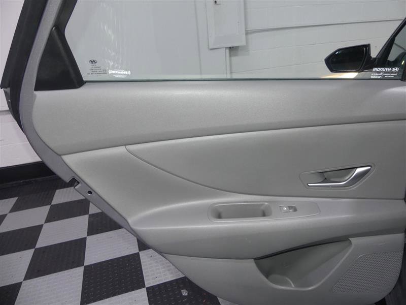 Used 2022 Hyundai Elantra SEL w/ Preferred Accessory Package image 24