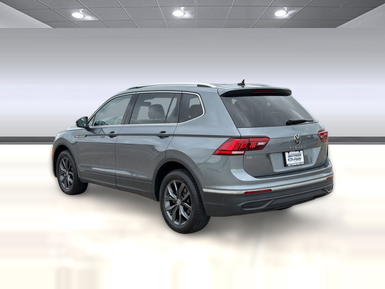 Used 2023 Volkswagen Tiguan SE FWD image 3