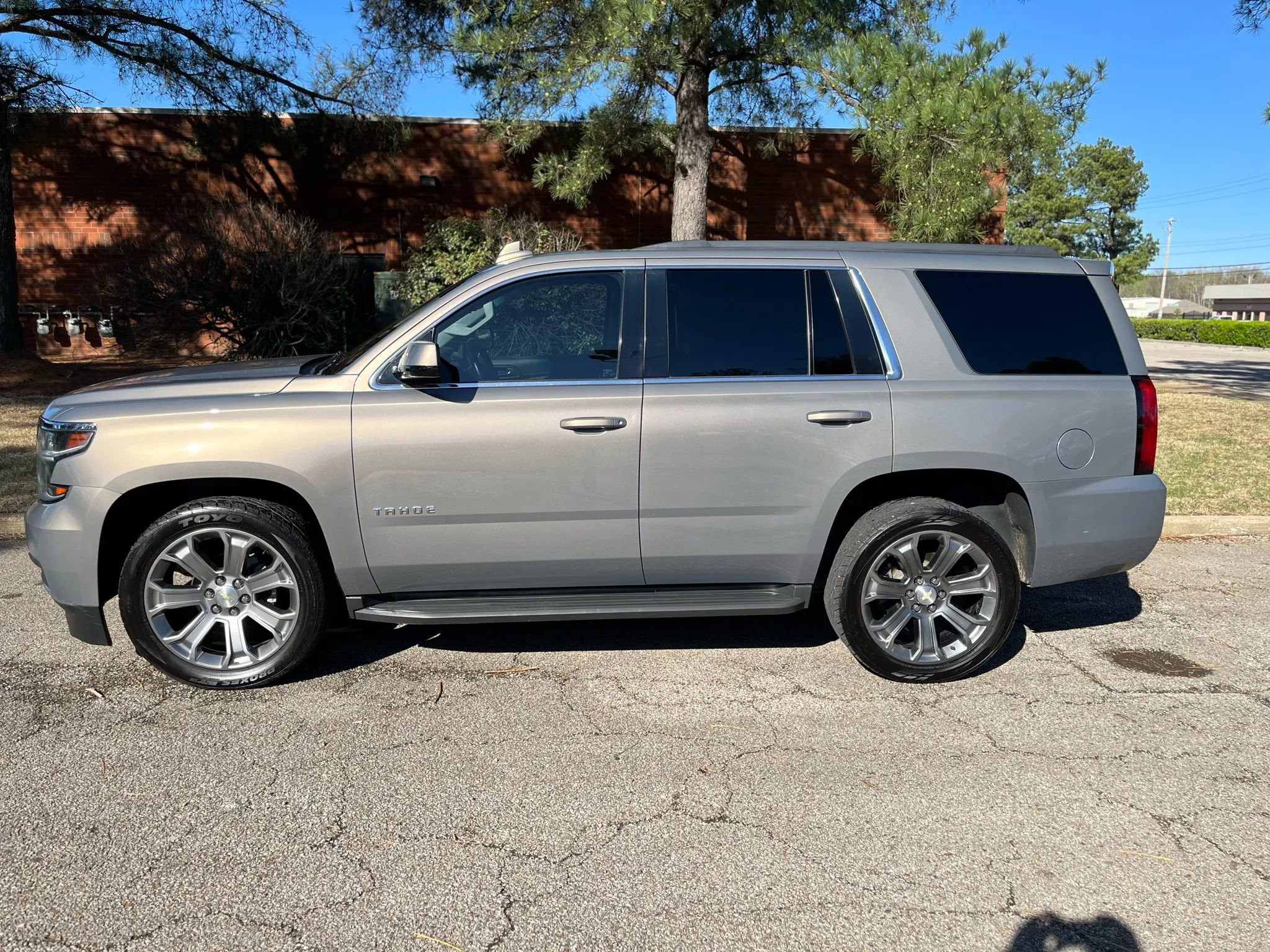 Used 2018 Chevrolet Tahoe LS w/ Enhanced Driver Alert Package RWD image 2