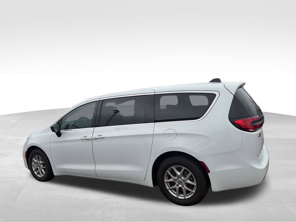 Used 2024 Chrysler Pacifica Touring-L image 9