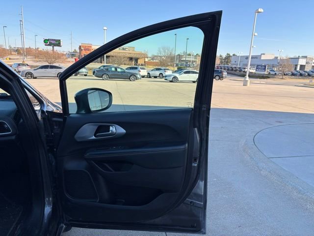 Used 2021 Chrysler Pacifica Touring-L w/ S Appearance Package image 21