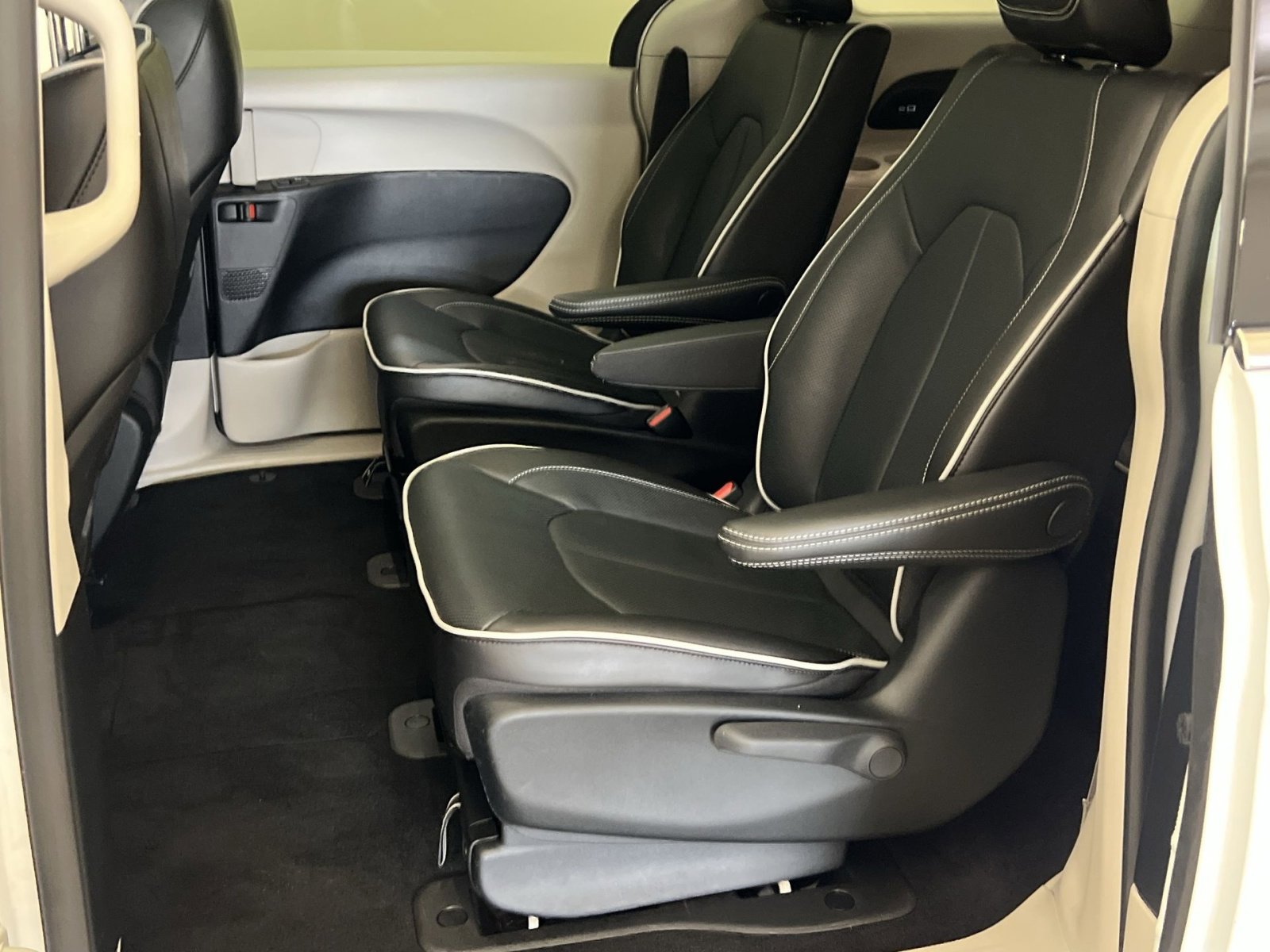 Used 2023 Chrysler Pacifica Limited image 23