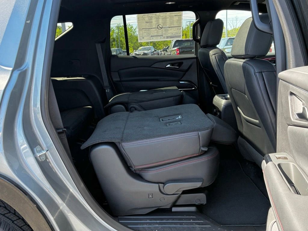New 2026 Chevrolet Traverse RS w/ LPO, Floor Liner Package AWD/4WD image 43
