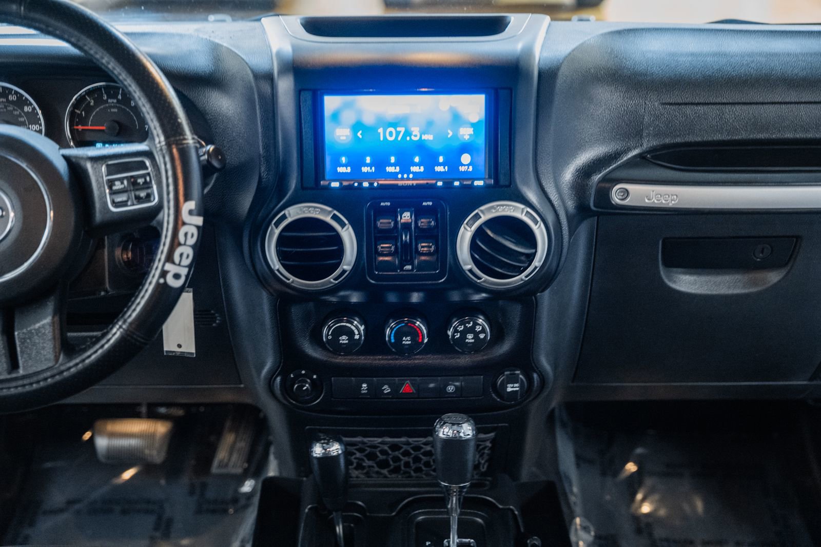 Used 2018 Jeep Wrangler Unlimited Sahara w/ Connectivity Group image 26