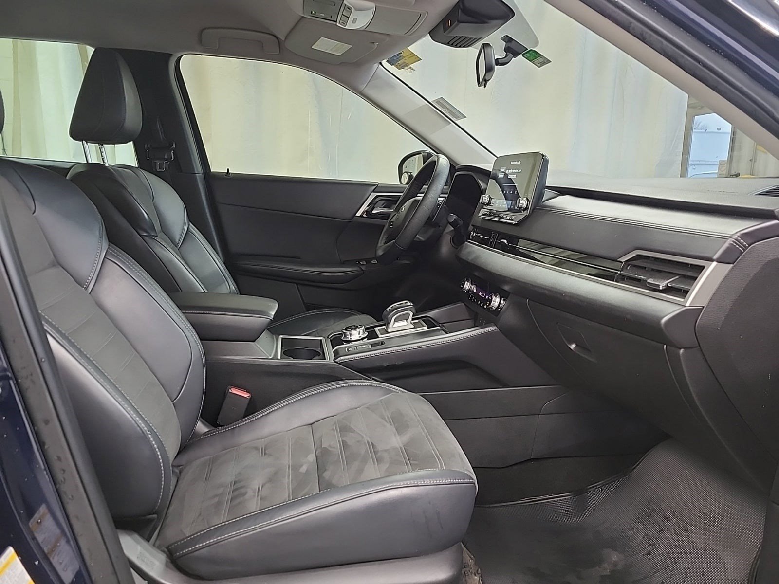 Used 2023 Mitsubishi Outlander SE Black Edition image 11